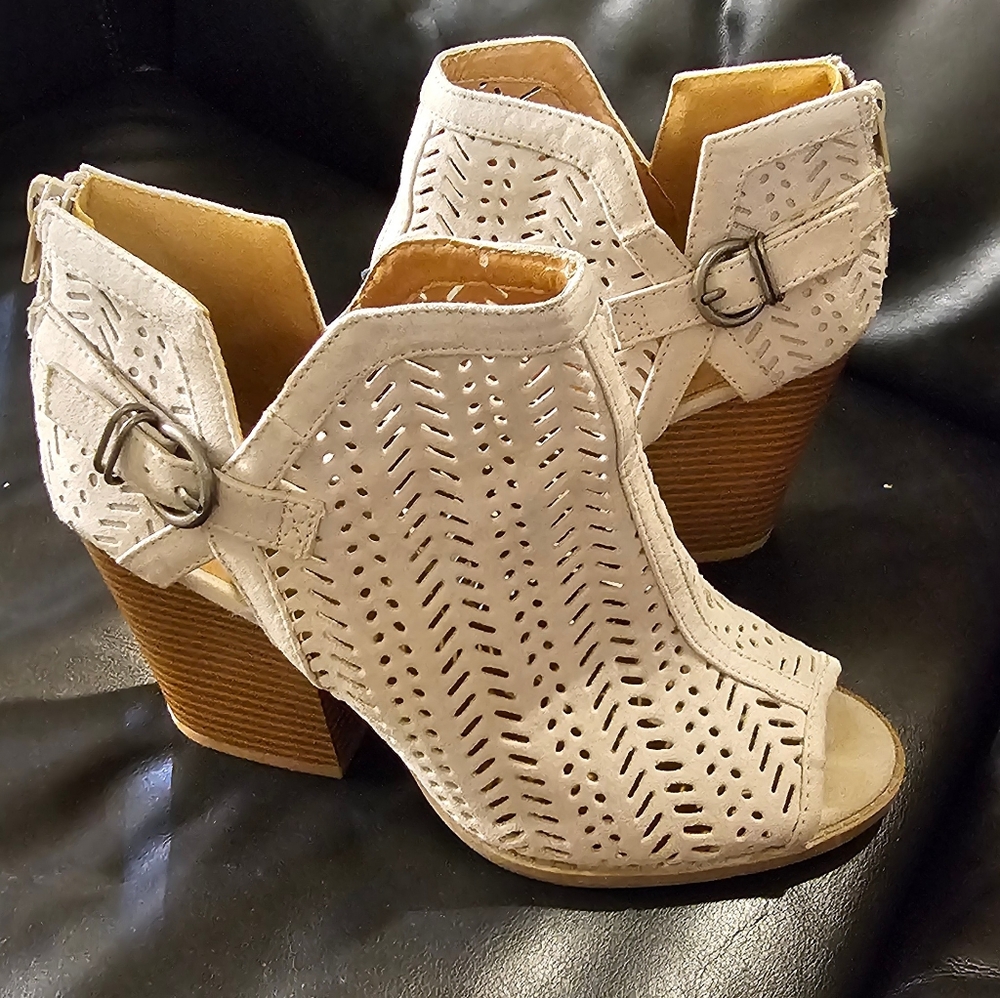 Qupid Tan Heeled Boots with Open Toe and Perforated Design Size 7 EUC - Picture 15 of 16
